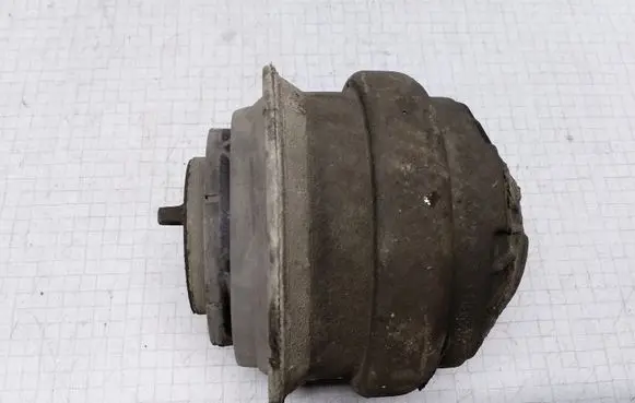 Mercedes-Benz E W211 Engine mount bracket