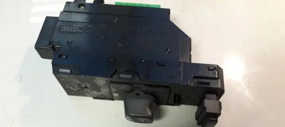 Volvo S60 Electric window control switch 8682837