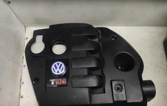 Volkswagen PASSAT B5 Engine cover (trim)