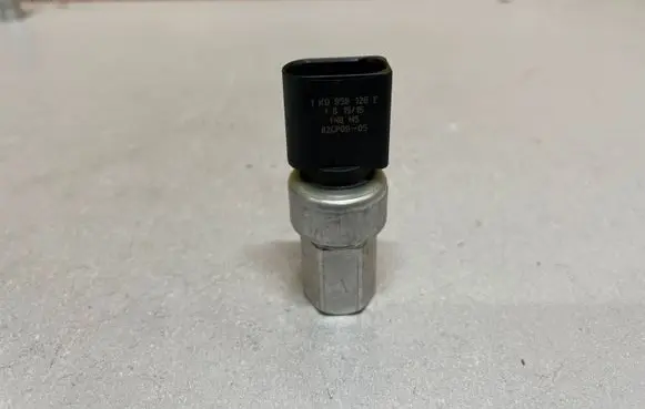 Volkswagen PASSAT B7 Air conditioning (A/C) pressure sensor 1K0959126F