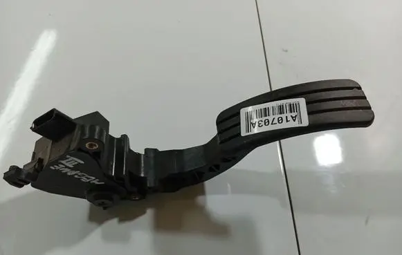 Accelerator throttle pedal