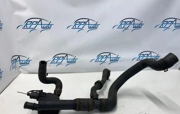 Volkswagen Touran I Engine coolant pipe/hose 038121132D