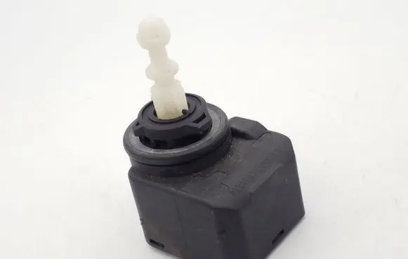 Headlight level adjustment motor