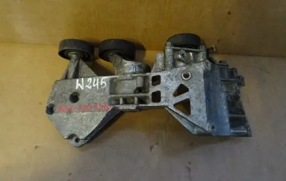 Mercedes-Benz B W245 Generator/alternator bracket A6402003370