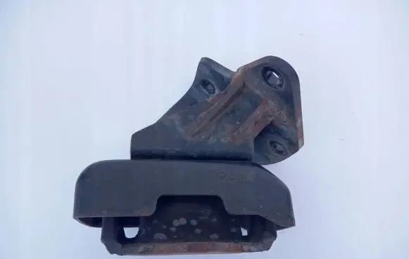 Mitsubishi Pajero Sport II Engine mount bracket MR992670