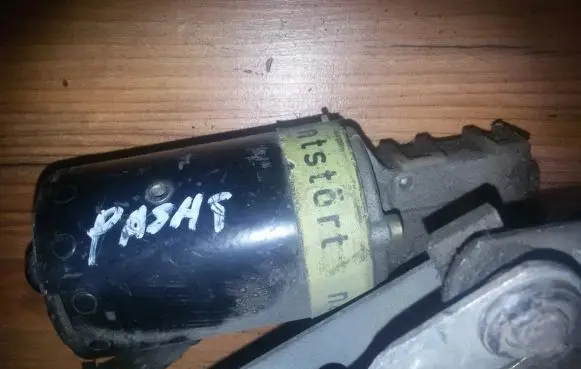 Volkswagen PASSAT B4 Wiper motor 0390241108