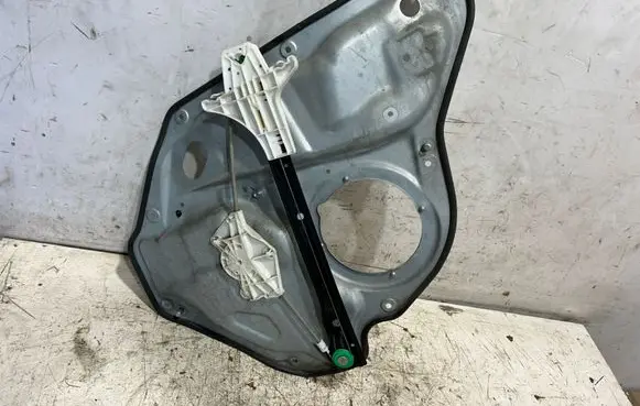 Volkswagen Golf V Rear window lifting mechanism without motor 1K983975