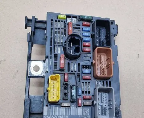 Peugeot 308 SW Fuse module 9666700480
