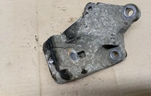 Volvo V70 Engine mounting bracket