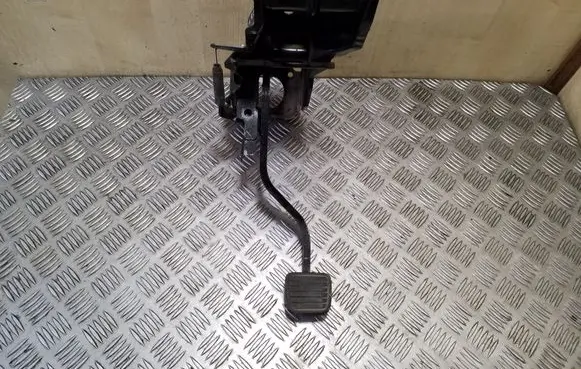 Opel Frontera B Brake pedal