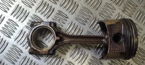 Hyundai Lantra II Piston with connecting rod G4GF