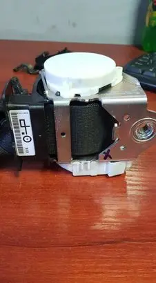 BMW 1 E81 E87 Front seatbelt 33059848