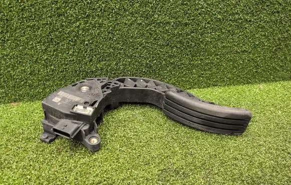 Renault Trafic III (X82) Accelerator throttle pedal 180026451R 22422A