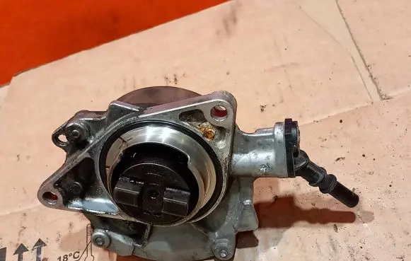 Peugeot 308 SW Vacuum pump