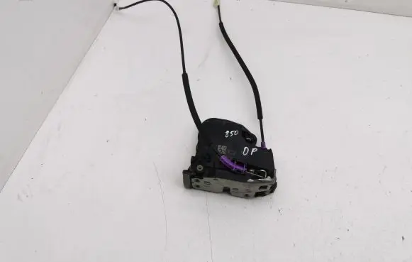 Opel Insignia B Front door lock 13597537