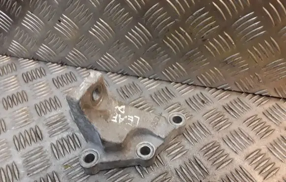 Nissan Leaf I (ZE0) Engine mounting bracket