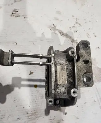 Volkswagen PASSAT B8 Engine mount bracket 782215145182