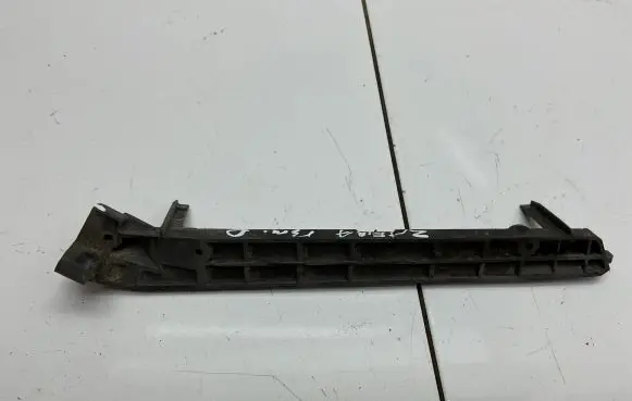 Opel Zafira C Front bumper mounting bracket 13300778