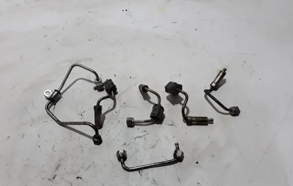 Nissan Pathfinder R51 Fuel injector supply line/pipe 