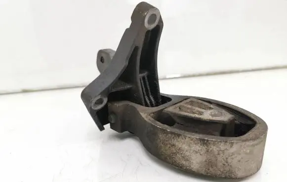 Toyota RAV 4 (XA30) Engine mount bracket 6g916p082ad 6g916p093gb