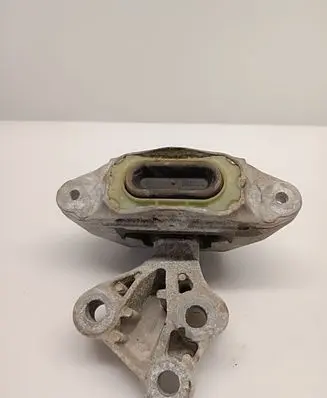 Chevrolet Orlando Engine mount bracket 13284425