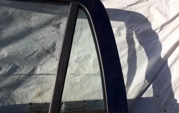 Opel Astra G Rear vent window glass 