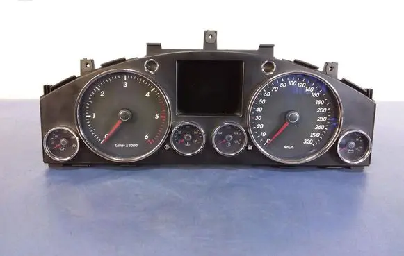 Volkswagen Touareg I Speedometer (instrument cluster) 7L6920881B