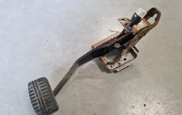 Mitsubishi L200 Brake pedal