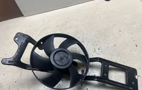 Renault Megane I Radiator cooling fan shroud 7700840140