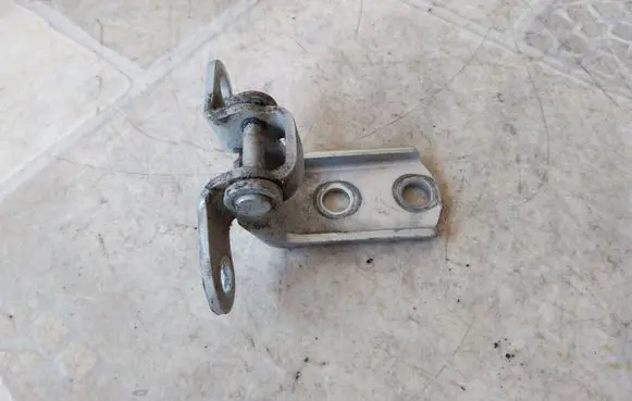 Toyota Corolla Verso AR10 Front door lower hinge 