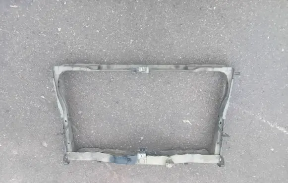 Toyota Avensis T270 Radiator support slam panel