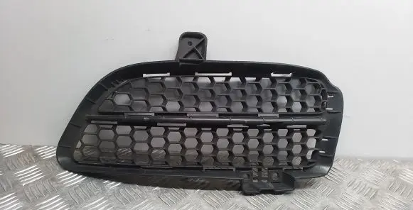 Volkswagen Touareg I Front bumper lower grill 7L6852665