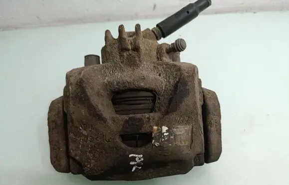 Peugeot 5008 Front brake caliper