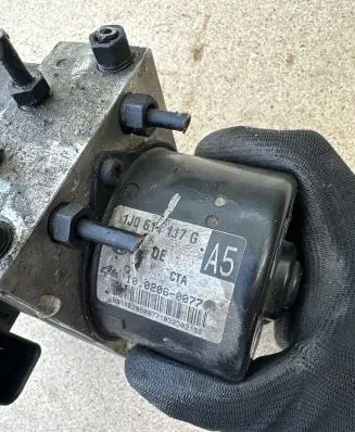Skoda Octavia Mk1 (1U) ABS Pump 1J0614117G 00001964D0 10096005343