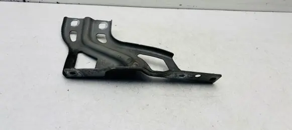 Audi Q3 8U Fender mounting bracket 8U0821136