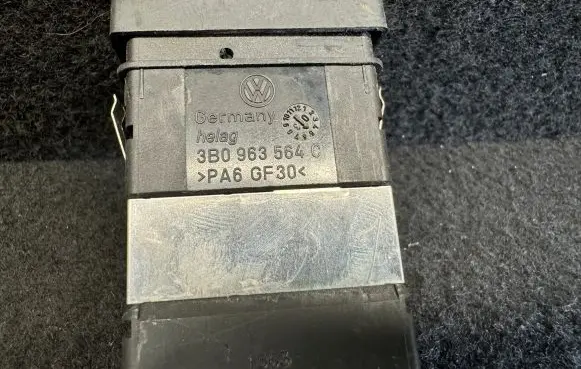 Volkswagen PASSAT B5.5 Seat heating switch 3B0963563C
