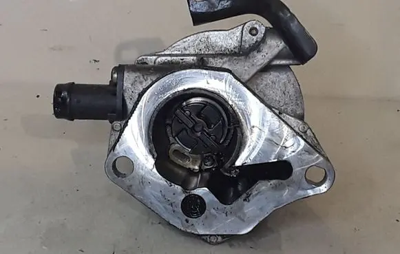 Renault Megane II Vacuum pump