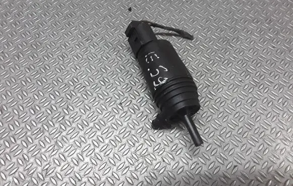 BMW 5 E39 Windscreen/windshield washer pump 67128377612