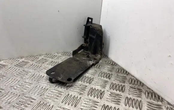 BMW 3 E90 E91 Radiator mount bracket 7117812 51647117812
