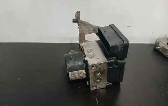 Volvo V70 ABS Pump 31261142 000404974D0 10092604043
