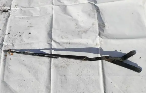 Nissan Almera Tino Front wiper blade arm