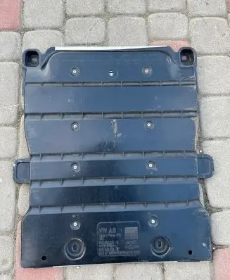 Center/middle under tray cover