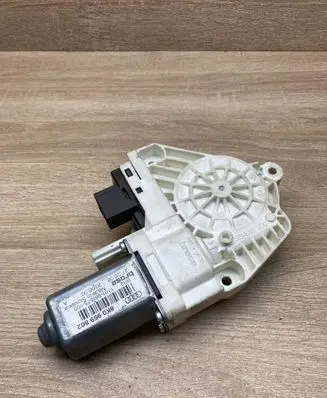 Audi A4 S4 B8 8K Front door window regulator motor 8K0959802