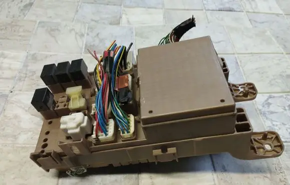 Toyota Corolla Verso E121 Fuse module 8264113040 2323000231