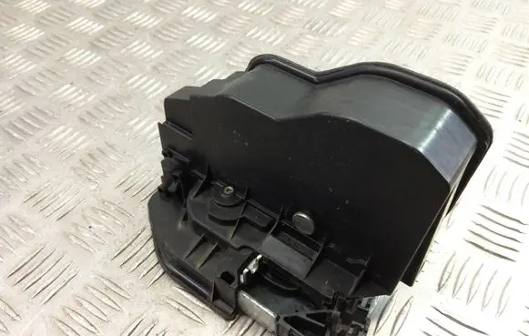 BMW X3 F25 Front door lock 7318416