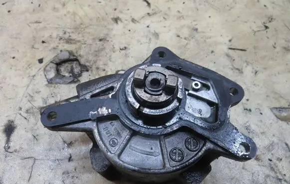 Jeep Grand Cherokee (WK) Vacuum pump 6422300165