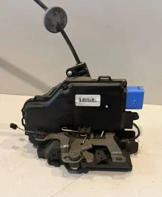 Volkswagen Touran II Rear door lock 3D4839016AD