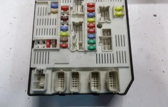Renault Laguna III Fuse module 284B66052R 519287A30 2554049034