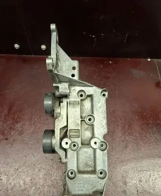 Engine mounting bracket