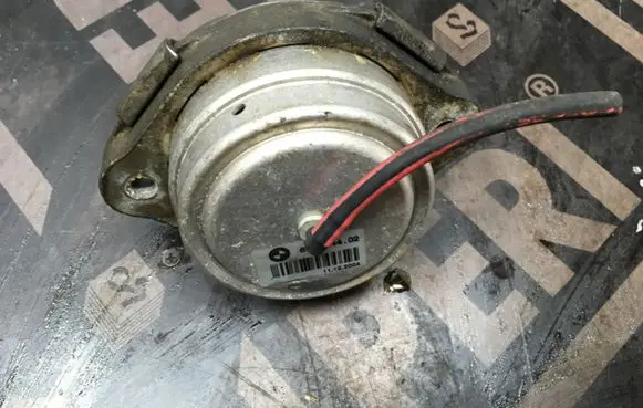 BMW X5 E53 Engine mount bracket 675844402